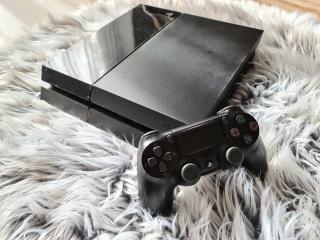 PS4 Fat 500 GB + DS4 kontroller