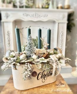 Adventi dekoráció szarvassal, angyalszárnnyal, tündérfénnyel