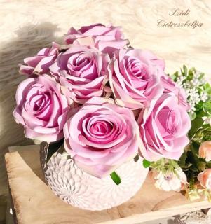 Rózsa dekoráció virágos kaspóban