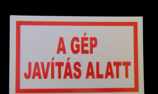 A gép javítás alatt- műanyag tábla- 100x160mm