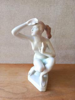 Aquincum akt - a messzibe néző nő - porcelán figura
