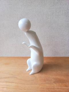 Fehér, porcelán jegesmedve figura labdával
