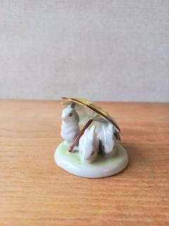 Kőbányai porcelán nyuszik esernyő alatt - pöttyös esernyővel