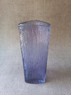 Lila üveg váza texturált felülettel