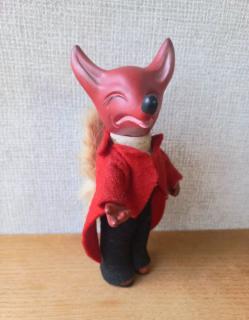 Műanyag róka úr elegáns öltözetben