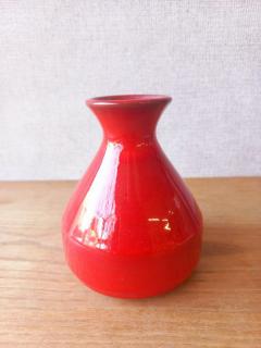 Piros kerámia váza - valószínűleg Gálócsy Edit munkája