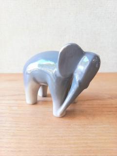 Stilizált porcelán elefánt figura