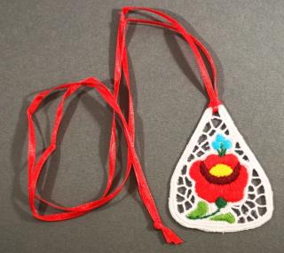 Medál, riselin Háromszög, rózsaminta, piros szalag 6 cm