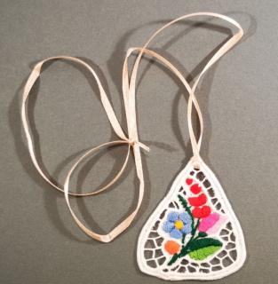 Medál, riselin Háromszög, virágminta, drapp szalag 6 cm