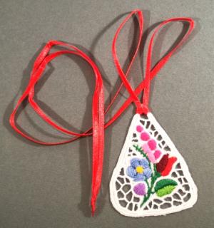 Medál, riselin Háromszög, virágminta, piros szalag 6 cm