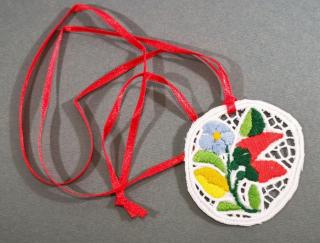 Medál, riselin Kerek, paprika, piros szalag 6 cm