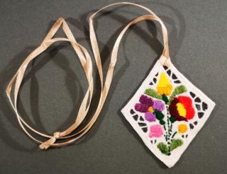 Medál, riselin Rombusz, virágminta, drapp szalag 6 cm