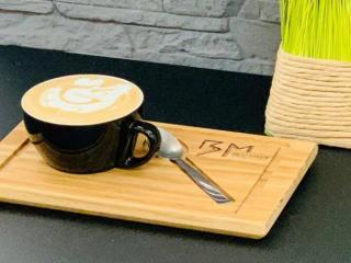 Kávés tálca választható fából, presszó és cappucino pohár valamint kiskanálnak kialakított tartóval