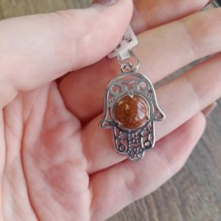 Hamsa  keze medál homokkő vörös 2*3 cm