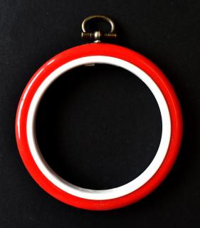 Hímző karika - piros (Átmérő: 9 cm)