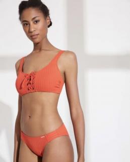 Ysabel Mora narancs topos bikini