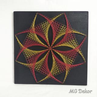 Fonalkép (string art) aranysárga-piros mandala