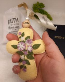 Kereszt, filc virágokkal-Bibliai igés zsákban-FAITH-sárga