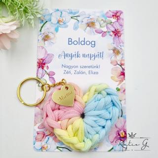 Horgolt szív kulcstartó gravírozott medállal, egyedi ajándékkártyán - 5 (több szín)