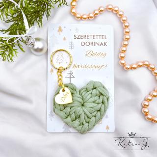 Horgolt szív kulcstartó gravírozott medállal, egyedi karácsonyi ajándékkártyán- 1 (több szín)