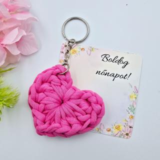 Pink színű horgolt szív kulcstartó ajándékkártyával