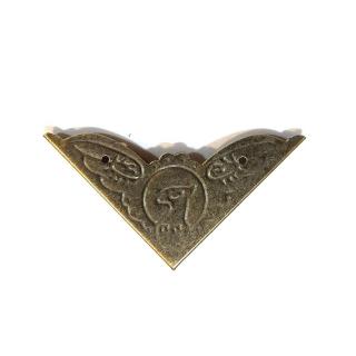 Antik bronz szinű fém sarokvédő ele0061m, 4 db/cs. Mérete: 4,5x4,5x1,3 cm