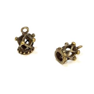 Antik bronz színű korona charm. Mérete: 1,2x1,8 cm