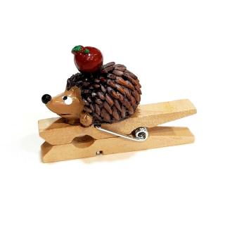 Csipeszes süni almával. Süni mérete: 3x2x1,5 cm