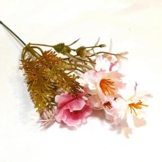 Dupla szirmú kicsi csokor bogyós műzölddel, 5 virág/csokor. Hossza kb. 23 cm
