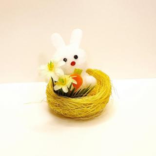 Fehér nyuszi répával és virággal fészekben. Mérete: 5x7 cm