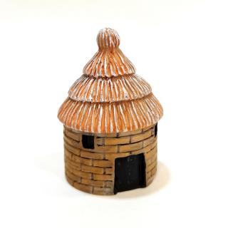 Nádfedeles kicsi kunyhó, okker. Mérete: 3,4x4,8 cm