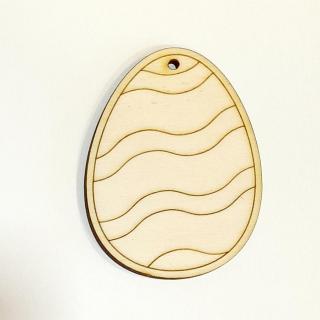 Natúr fa tojás hullámos mintával, felakasztható. Mérete: 4,6x6,1 cm