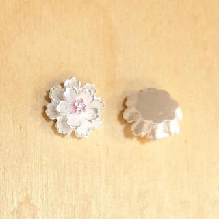 Rózsaszin közepű fehér virág, mérete: 1,2 cm. 2 db/cs