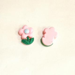 Rózsaszín virág levéllel, mérete: 1,2x1,6 cm. 2 db/cs