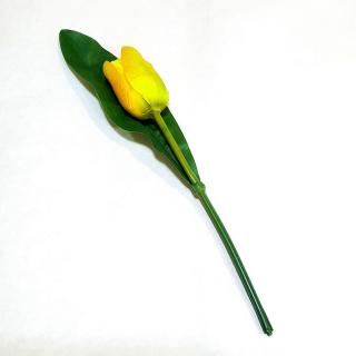 Sárga selyemtulipán, levéllel. Virág mérete: kb. 3,2x5 cm