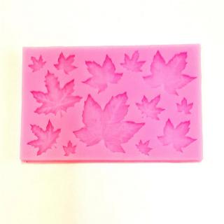 Szilikon formázó, juharlevelek. Mérete: 9,5x6,3 cm