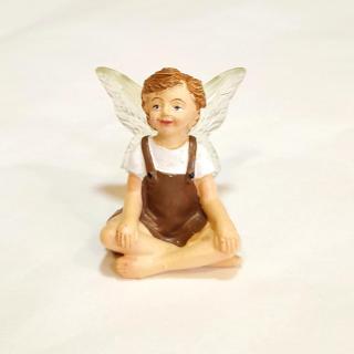 Ülő tündérfigura, fiú. Mérete: 3x4x4 cm