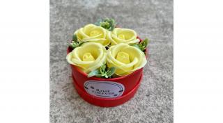 Halvány sárga szappanrózsák, kör alapú, piros rózsaboxban
