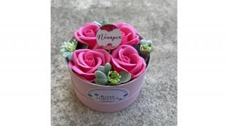 Nőnapi ajándék rózsabox - rózsaszín kerek doboz, sötét pink szappanrózsákkal