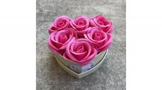 Sötét pink szappanrózsák, szív alakú, krém rózsaboxban