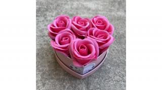 Sötét pink szappanrózsák, szív alakú, rózsaszín rózsaboxban