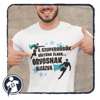 A szuperhősök köztünk élnek... ORVOSNAK álcázva - feliratos póló ()