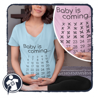 Baby is coming... - heti bontású naptáras interaktív női póló kismamáknak ()