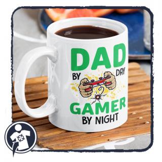 DAD by day GAMER by night - feliratos apa bögre (Nappal apa,)