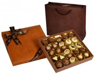 Exclusive Bőr (Világos Barna) Díszdobozos Kézműves Praliné Válogatás Táskával Belga Csokoládéból 330g