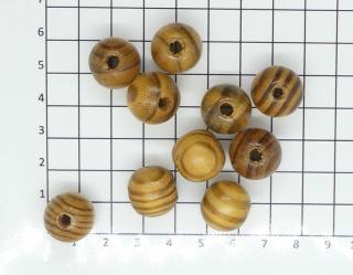 Fagyöngy 16 mm világos-csíkos lakkozott, égerfa. Furat:3 mm.