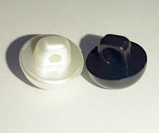 Pitykegomb 11 mm fehér vagy fekete műanyag (18-as)
