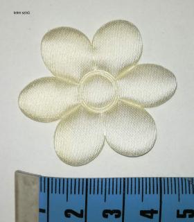 Szatén virág 45 mm világos krém színben (2D) . 30 Ft/db ( 5 db-tól) ()