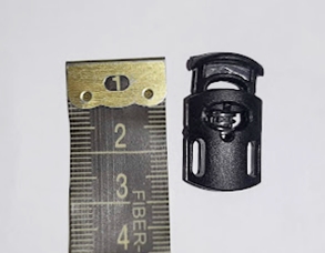 Zsinór szabályozó egylyukú, 20 mm, síp alakú 2 füllel.