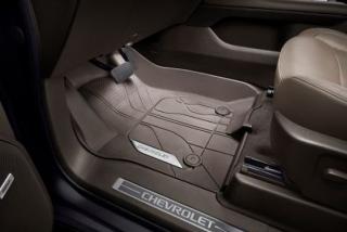 Chevrolet 5.gen Tahoe Podlahové vložky First-Row Premium All-Weather v barvě Dark Atmosphere s chromovaným logem Bowtie